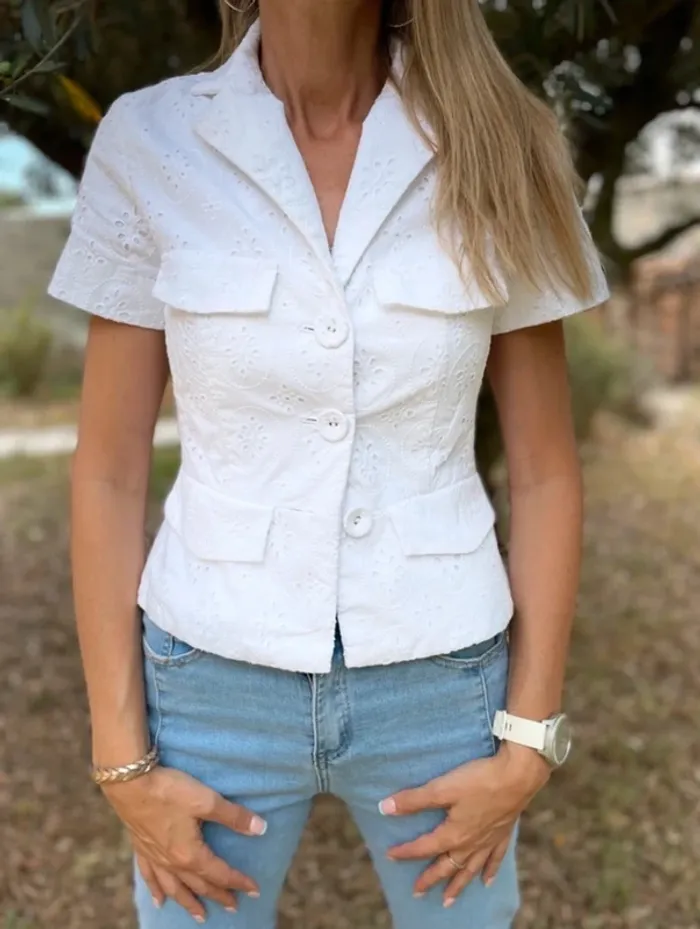 Jolie blouse blanche d'été avec broderies taille XS/S
