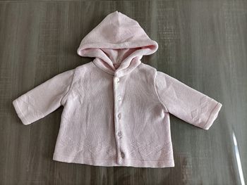 Veste/ gilet à capuche rose pâle 1 mois