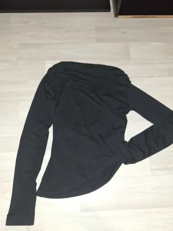 Haut noir asymétrique