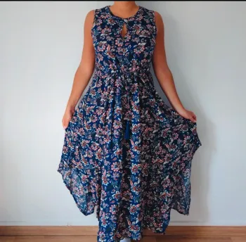 Robe d'été longue
Coupe asymétrique 
Couleur bleu marine à fleurs 
Taille 40