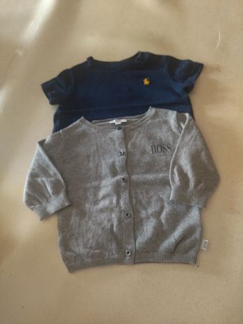 Tee shirt Ralph Lauren manches courtes+ gilet Hugo Boss. Taille 3 mois