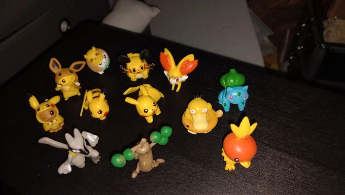 12 figurines Pokemon