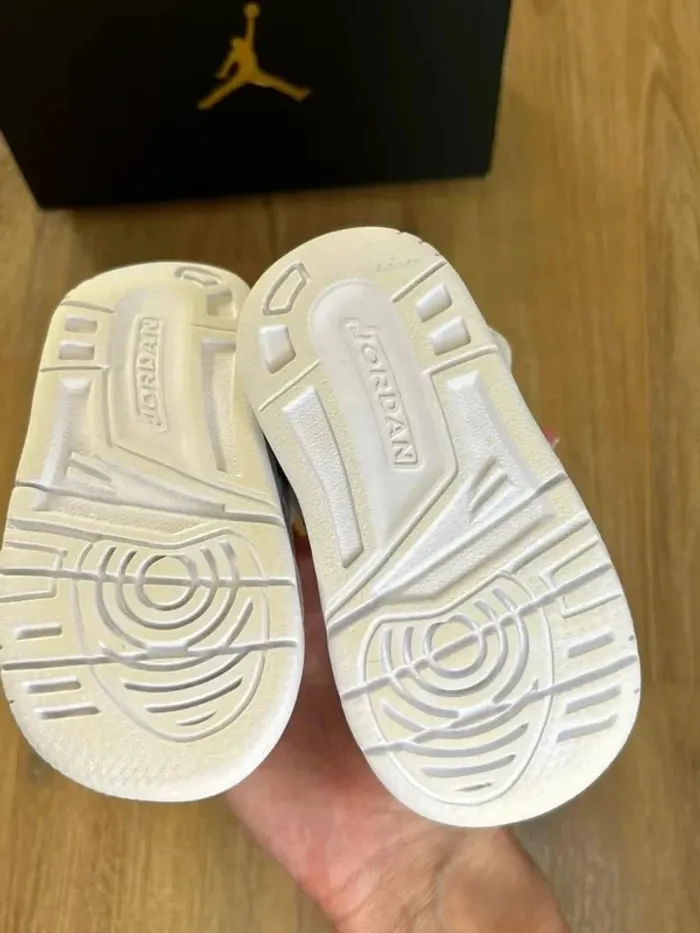 Baskets Nike Jordan taille 19,5 - photo numéro 4