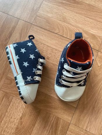 Chaussure à lacets motifs étoiles taille 18/19