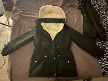 Parka à capuche XS neuve.