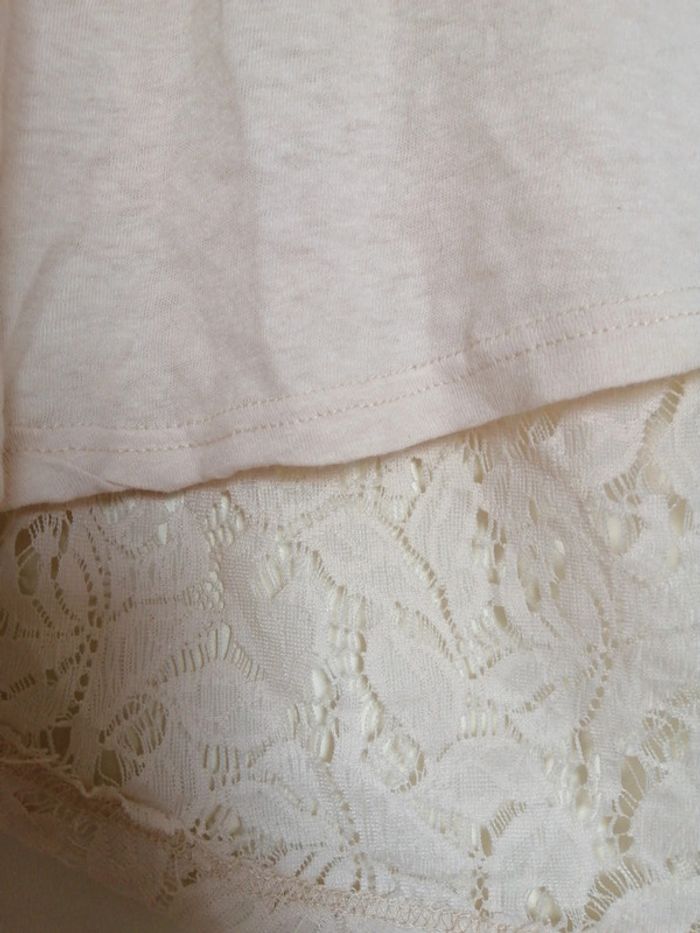 Voici un haut beige/rose clair en dentelle dans le dos taille M marque G-maxx - photo numéro 5