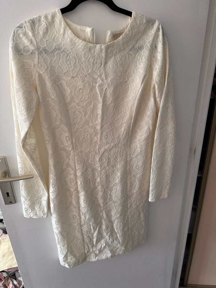 Robe blanc brodé taille M