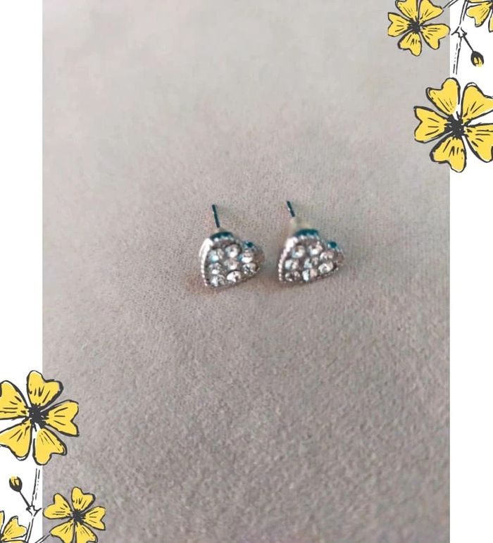 Clous d’oreilles coeur strass argenté – Brillants et discrets – Idée cadeau