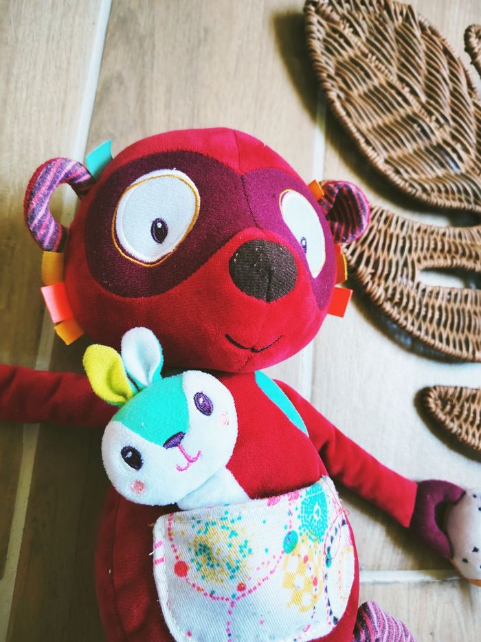 🦨Peluche doudou multi activités sensorielles Georges le Lemurien marque Lilliputiens - photo numéro 5