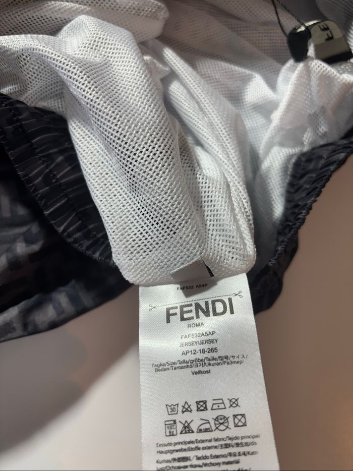 Short fendi neuf avec étiquette - photo numéro 6