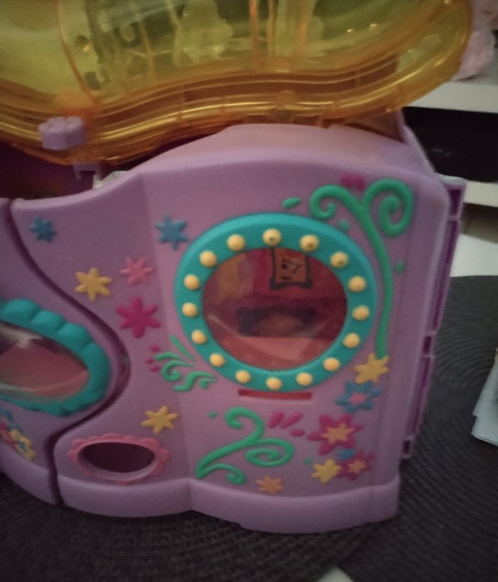 Maison "Pet Shop" en très bon état avec un personnage neuf - photo numéro 3