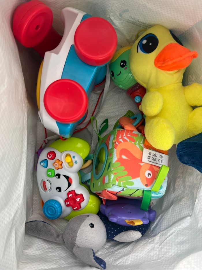 Lot de jouets bébé