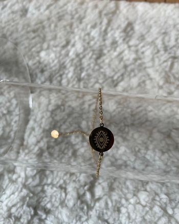 Bracelet fin dorée en acier inoxydable.