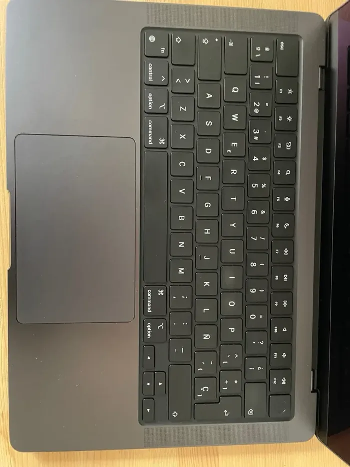 MacBook Pro 14" (nov. 2023) Puce : Apple M3 Pro Mémoire : 18 Go RAM Stockage : SSD 512 Go - photo numéro 7