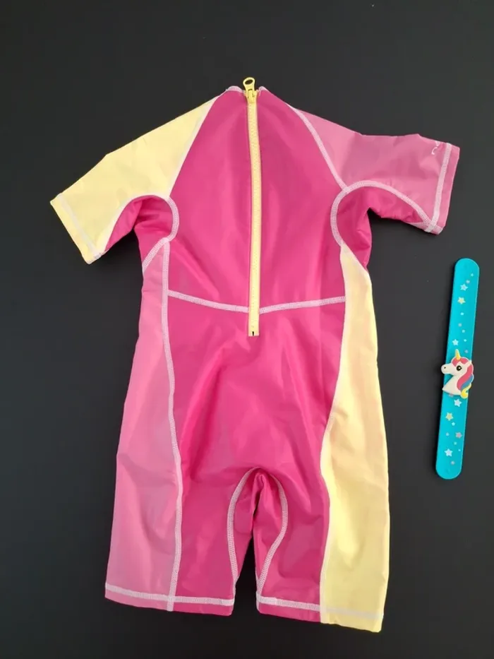 Combinaison anti-UV/ Combinaison de surf 4 ans très bon état - photo numéro 4