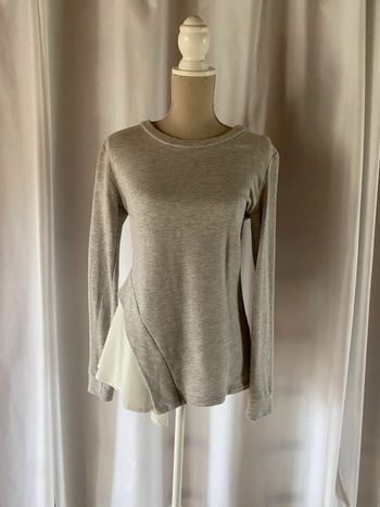 Sweat gris habillé avec jupette latérale taille S