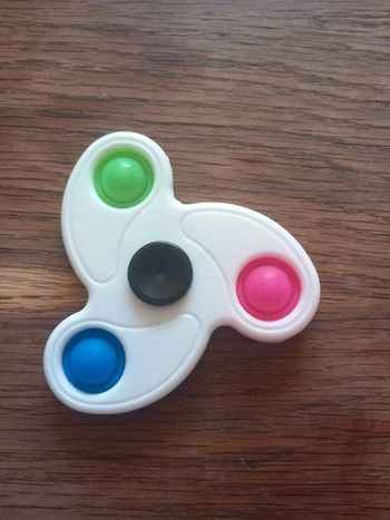 Hand spinner pop it