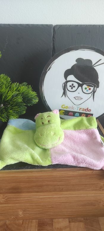 Doudou plat hippopotame vert rose bleu Biesse Baby grelot noeud carré plat