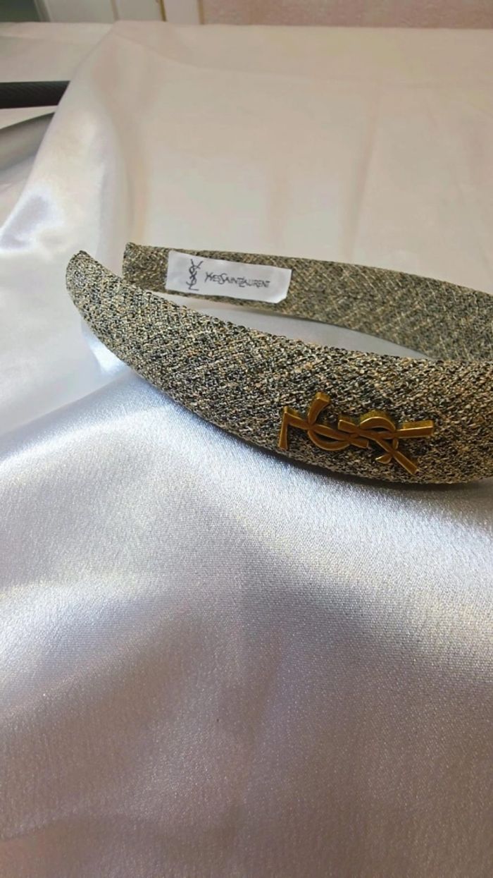 un accessoire de tête élégant et intemporel qui apporte une touche couture à n'importe quelle tenue. - photo numéro 5