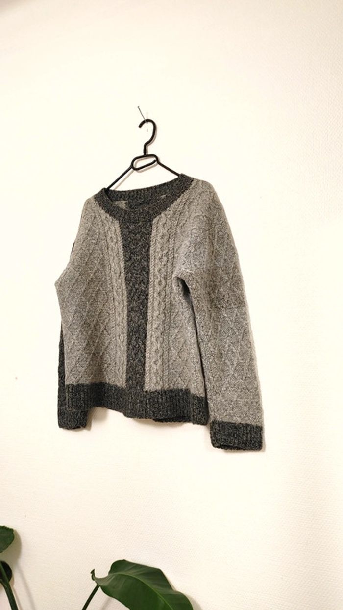 Gros pull hiver en laine torsadée tricoté main bicolore gris foncé et gris clair col rond - photo numéro 3