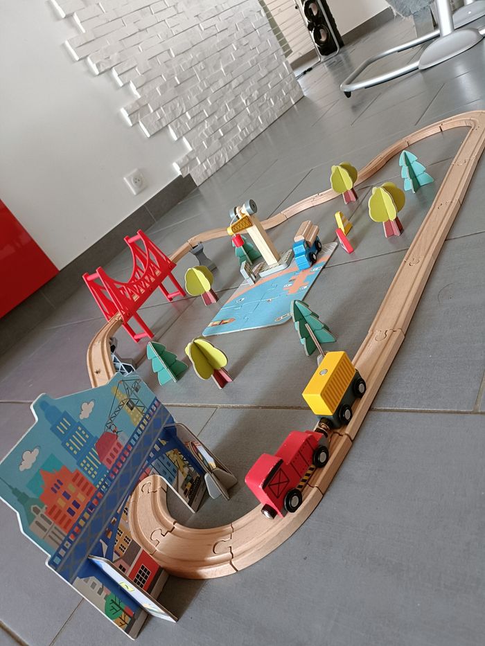 Circuit de train en bois - photo numéro 2