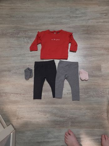 Sweat rouge 2 leggings gris et chaussettes