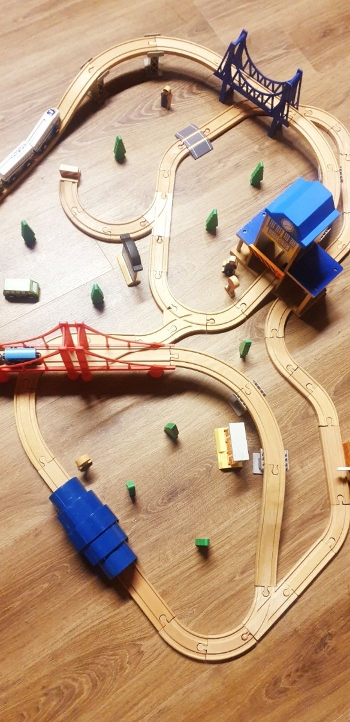 Circuit de train en bois - photo numéro 4