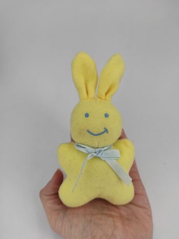 Mini Doudou Lapin jaune ruban bleu