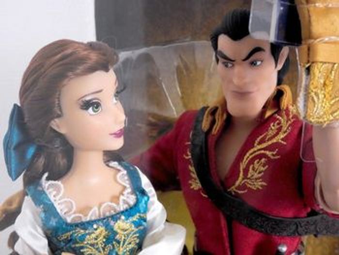 Poupée Fairytale Belle vs Gaston Disney NEUVE - photo numéro 3