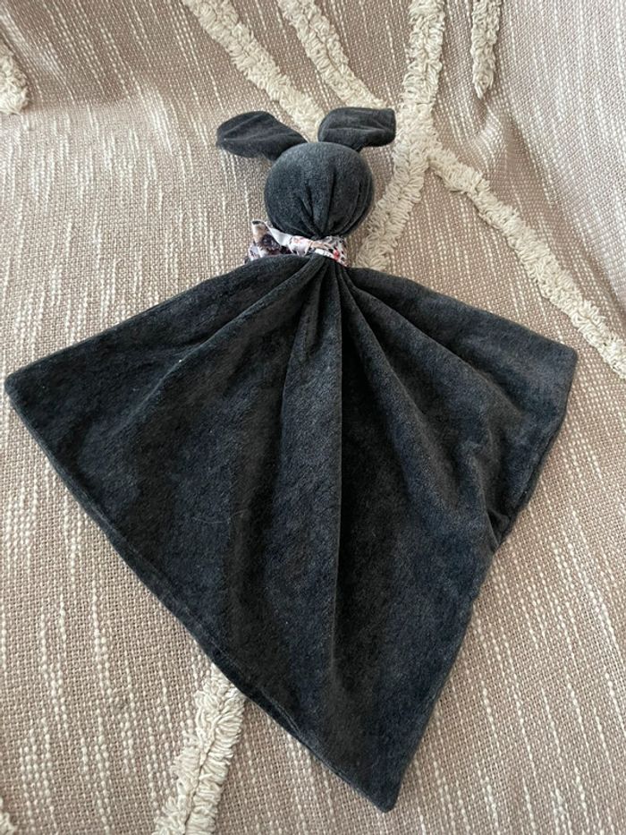 Peluche doudou plat fait main Gabin le Lapin noir velour Motif fleur neuf - photo numéro 3