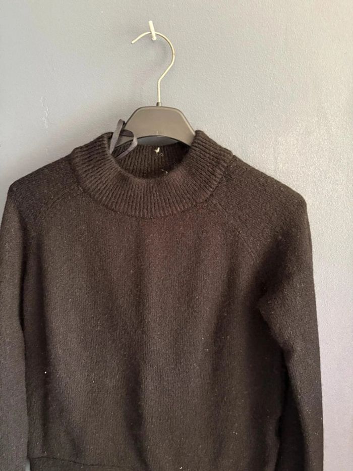 Pull noir d'hiver avec un nœud à nouer à l'avant. - photo numéro 5