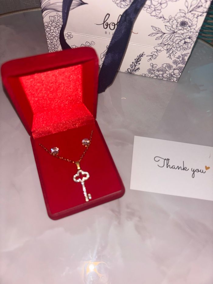 Parure Collier + Boucles d’oreilles – Pendentif Clé – Neuf - photo numéro 4