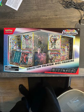 Coffret Pokémon collection premium avec figurines évolution prismatique ev8.5