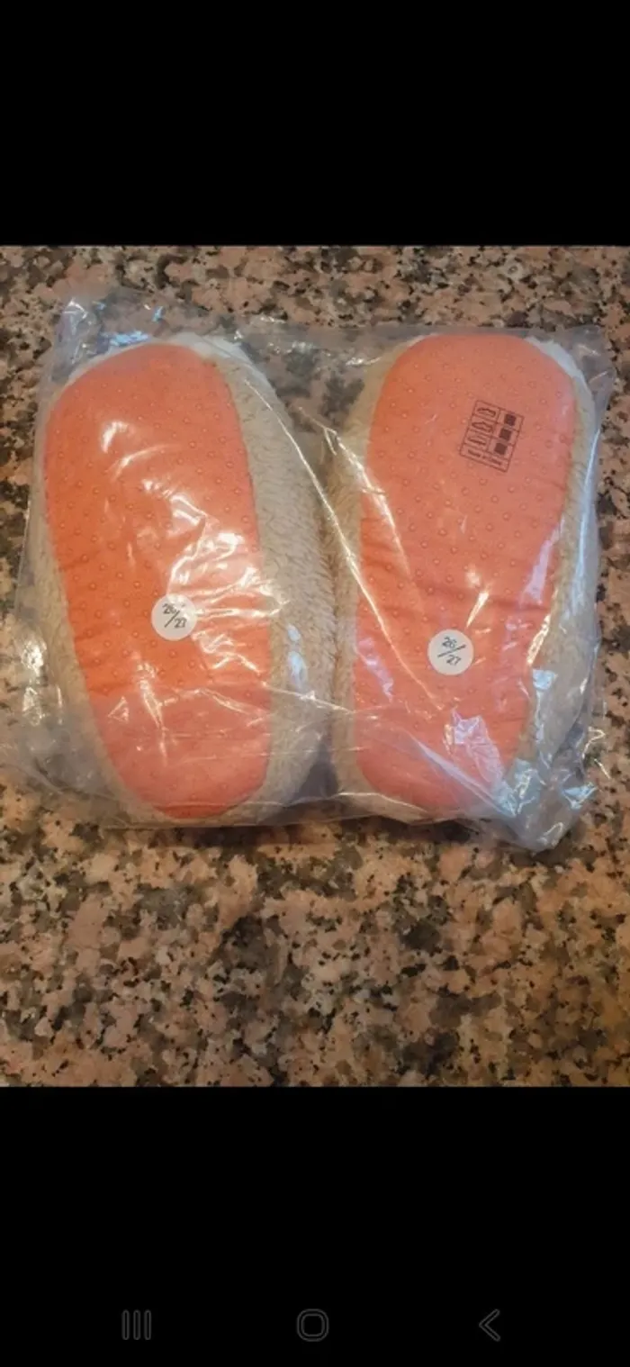 Chaussons taille 26-27 neuf - photo numéro 2