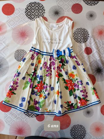 Robe fleurie 🌸 taille 6 ans comme neuve