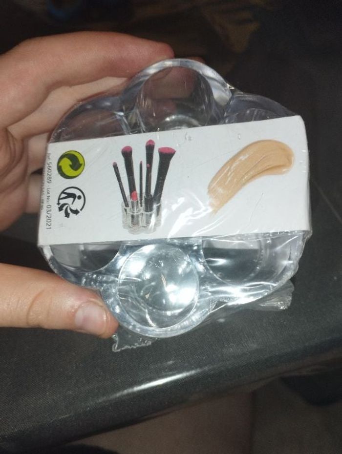 Rangement pour pinceaux et maquillage