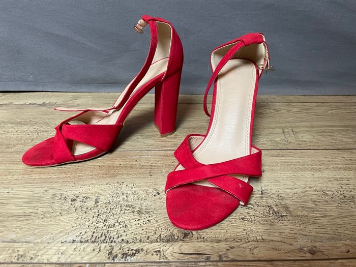 Sandale à talon rouge