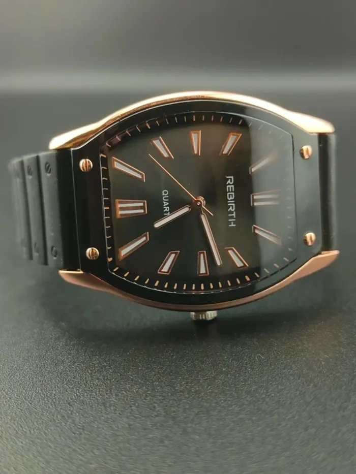 Montre losange noire et dorée, style moderne - photo numéro 2