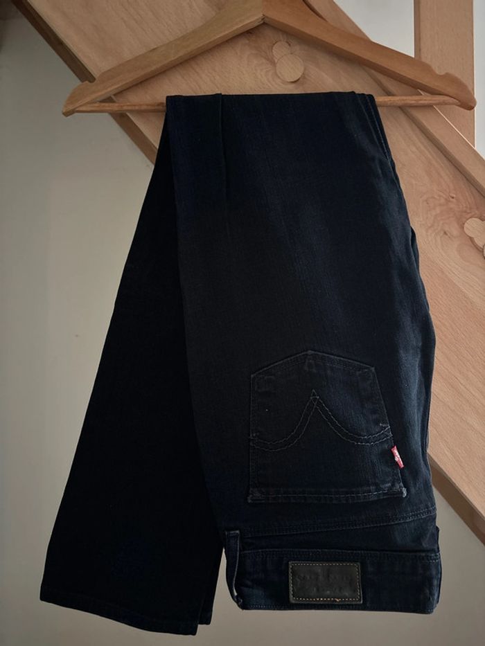 Jean Levi’s 571 bleu marine