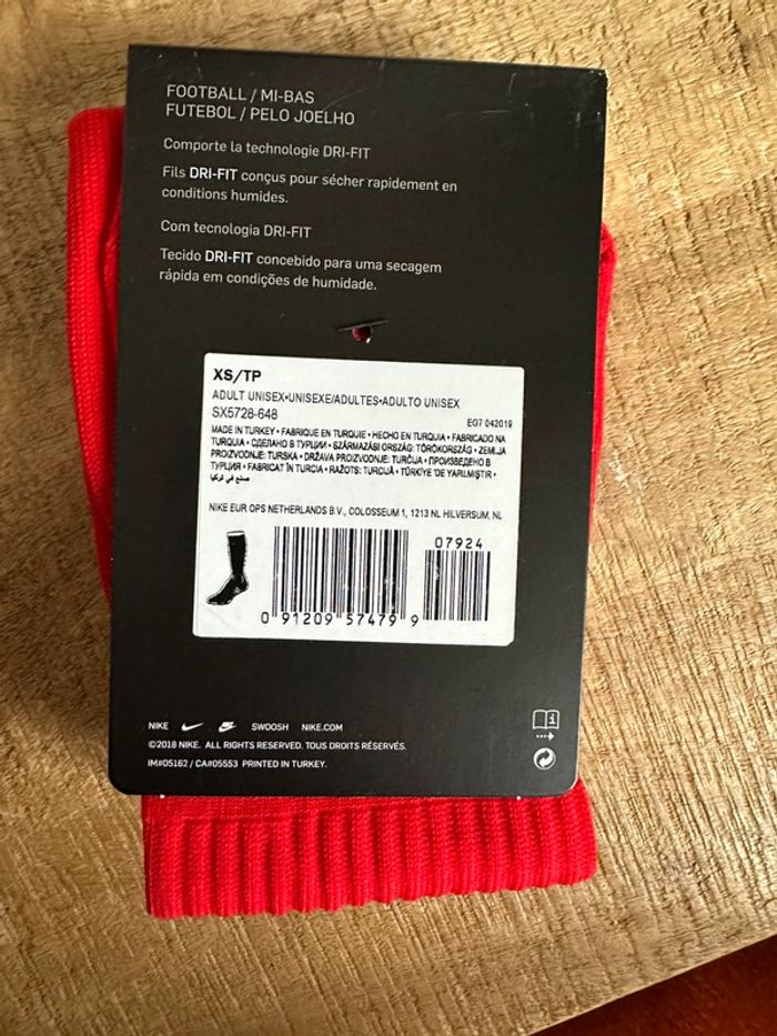 Chaussettes de foot Nike 31-35 neuves - photo numéro 2
