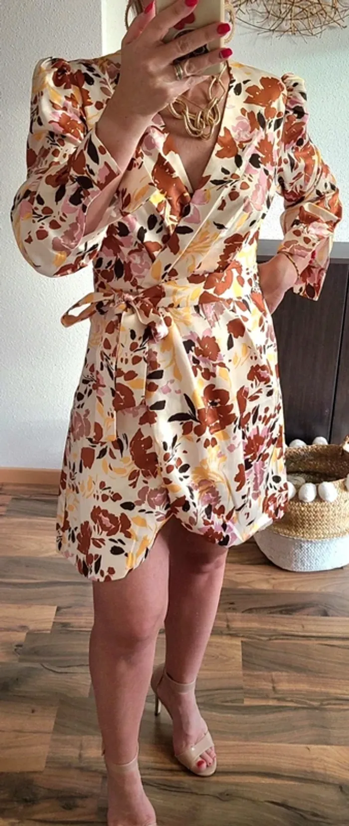 Robe fleurie - effet satinée - Neuve avec étiquette - Plusieurs tailles disponibles - photo numéro 2