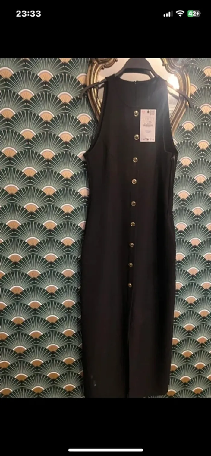 Robe noire Zara bouton doré, collection été 2025 - photo numéro 2