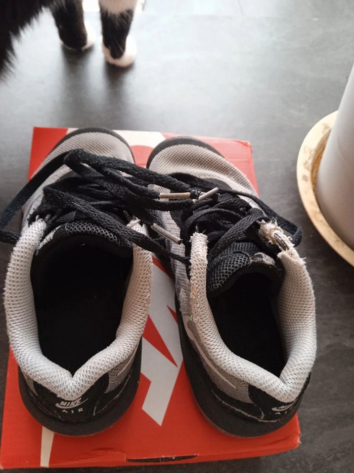 Baskets Nike Invigor pointure 28 - photo numéro 3