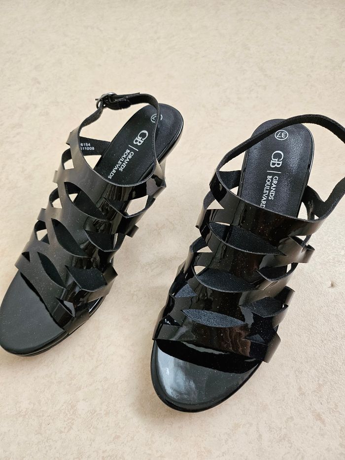 Chaussure ouverte à talons vernis noir - photo numéro 2