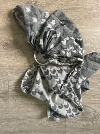 Portage sling ringsling de la marque Kenhuru modèle Ash