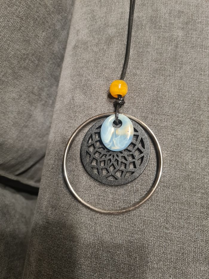 Collier. Sautoir. Lien noir. Cercle noir et turquoise. 48 cm. - photo numéro 1