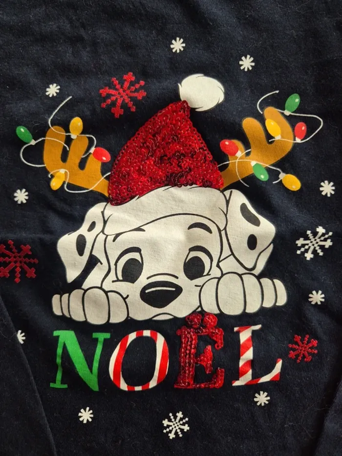 T-shirts de Noël Disney 6 ans en très bon état ! - photo numéro 2