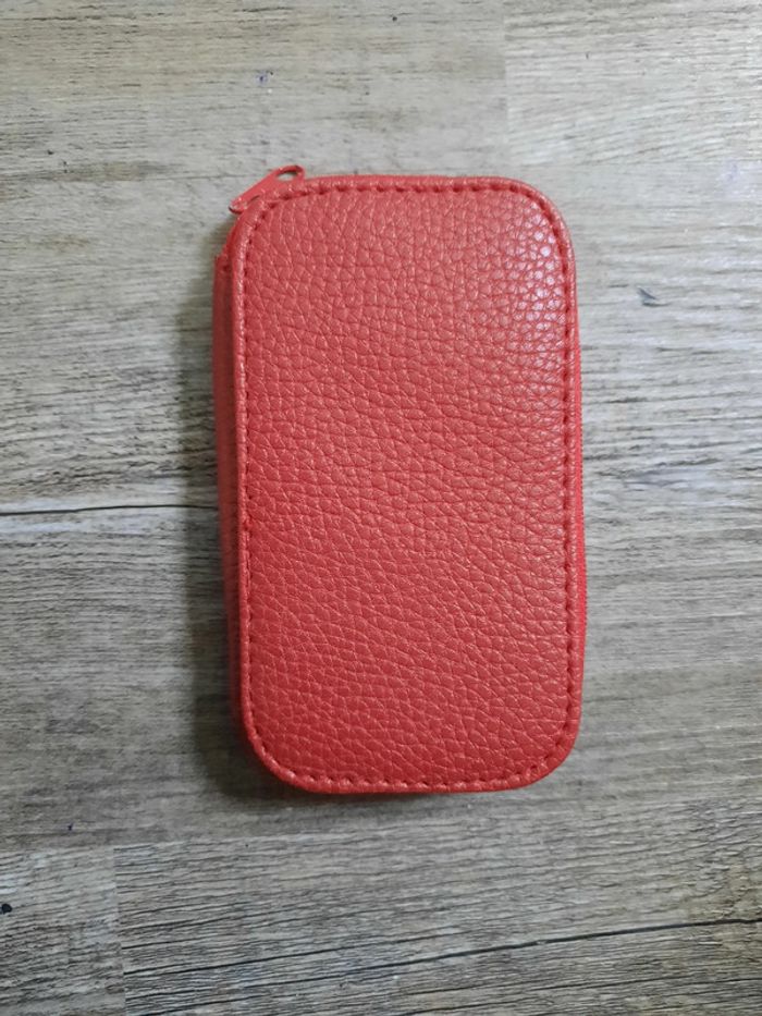 Trousse rouge pour set de manucure. 
Marque Yves Rocher.