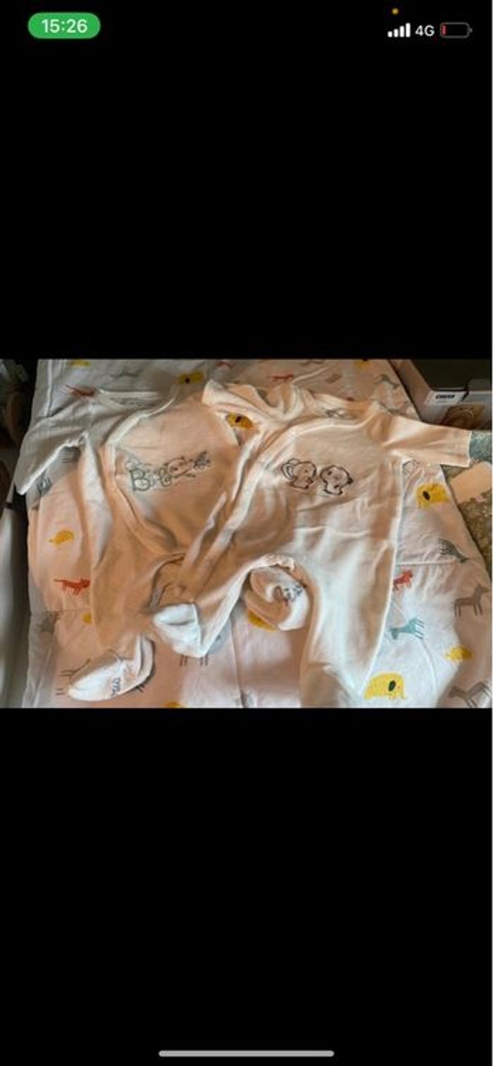 Lot bodies et pyjama - photo numéro 3