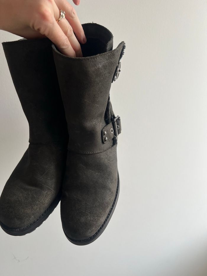 Boots bottines grises daim cuir suédée motardes biker UGG - photo numéro 4